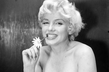 Marilyn with daisy